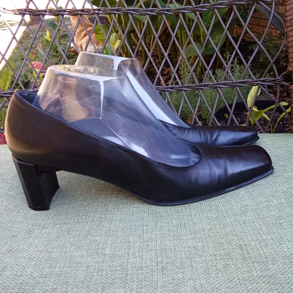 Stuart Weitzman Black Leather Square Toe Chunky Heel Pump. - Picture 1 of 12